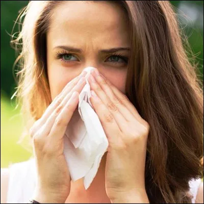 Quel type de m&eacute;dicament est utilis&eacute; pour combattre les r&eacute;actions allergiques ?