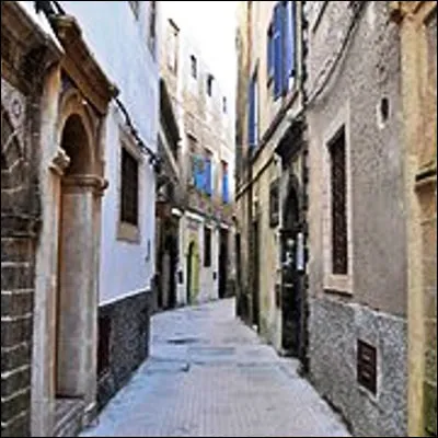 Quelle ville portuaire marocaine, con&ccedil;ue par l�architecte Th&eacute;odore Cornut &agrave; la demande du sultan Mohammed ben Abdallah, s�est appel&eacute;e Mogador ?