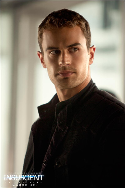 Comment s'appelle le gars dont Tris tombe amoureuse ?