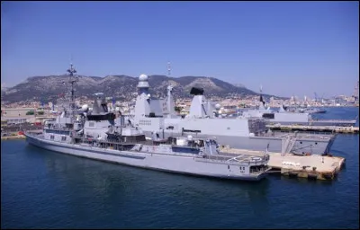 Arsenal : dans quelle ville, le port est-il appelé "l'Arsenal" ?