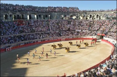 Arles : la ville accueille deux fois par an, depuis les années 50, la grande Feria, spectacle de tauromachie, l'une à Pentecôte, l'autre en septembre pour les vendanges.