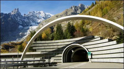 Dans quel pays arrive-t-on si on quitte la France par le tunnel du Mont-Blanc ?