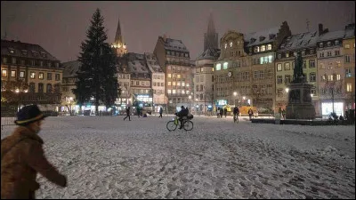 "Je suis le dauphin de la place Dauphine / Et la place Blanche a mauvaise mine / Les camions sont pleins de lait / Les balayeurs sont pleins de balais...". Quelle est cette chanson ?