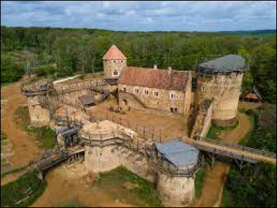 En 1997 a débuté un chantier de construction expérimental d'un château fort. Comment se nomme-t-il ?