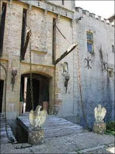 Comment se nomme le pont mobile défensif qui se baisse et se lève pour ouvrir ou fermer le passage au-dessus d'un fossé encerclant un ouvrage fortifié ?