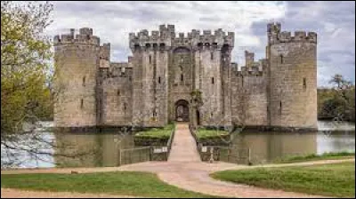 Comment appelle-t-on le fossé qui entoure le château et souvent rempli d'eau ?