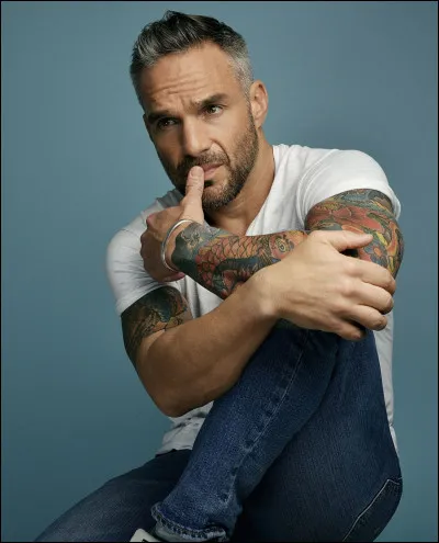 Dans quelle série interprète-t-il le personnage de "Thomas Rocher" où il est le personnage principal ?