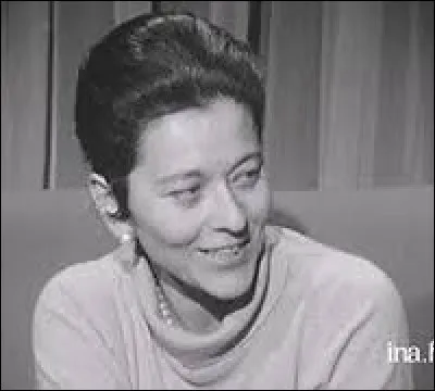 Edmonde Charles-Roux re&ccedil;oit, en 1966, le prix Goncourt pour son roman ...