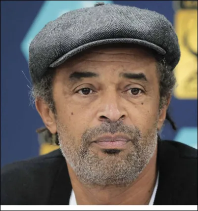 Quel est le pr&eacute;nom de ce chanteur fran&ccedil;ais dont le patronyme est Noah ?