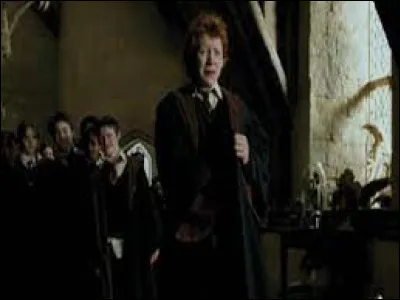 Lorsqu'il se retrouve devant l'Épouvantard en cours de défense contre les forces du mal, celui-ci prend la forme d'une...