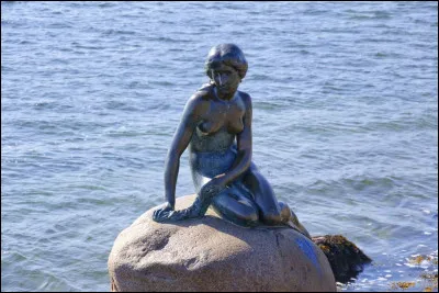 Quel est le nom de cette célèbre statue, visible dans le port de Copenhague ?
