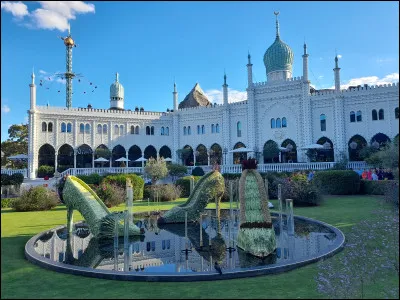 Quel parc de Copenhague, dont le nom vient d'une ville d'Italie, est le plus ancien parc d'attractions du monde ?