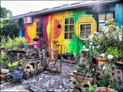 Quel est le nom de ce quartier de Copenhague, fondé par des hippies et décrété ville libre depuis les années 70 ?