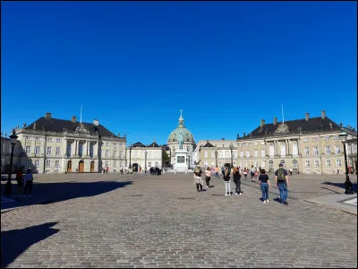 De combien de dépendances est formé le palais d'Amalienborg, la résidence officielle d'hiver de la reine Margrethe II ?