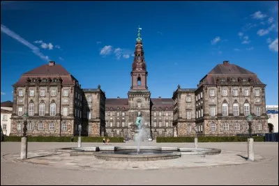 Comment appelle-t-on le parlement danois, siégeant au palais de Christiansborg ?