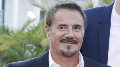 Quelle est la nationalité qu'il partage avec la française ?