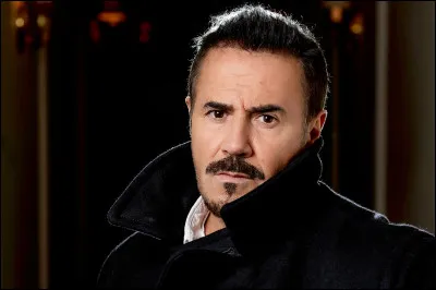 Lors de ses 20 ans, il suit un cours de théâtre ! Qui était son professeur ?