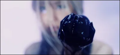 Que tient Rosé dans sa main ? (réponse sur la photo)