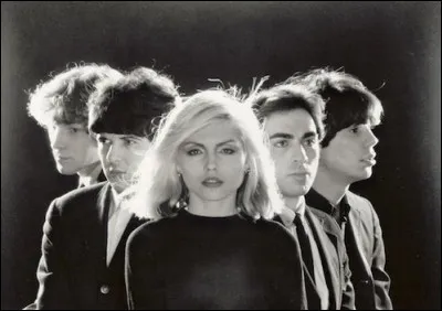 Quel groupe américain est à l'origine des chansons ''Sunday Girl'', ''Atomic'' ou encore ''Call Me'' ?