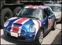 Qui roule dans cette Mini Austin aux couleurs anglaises ?