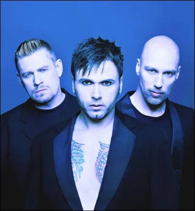 Complétez : 
"Man sieht die Hand vor Augen..."