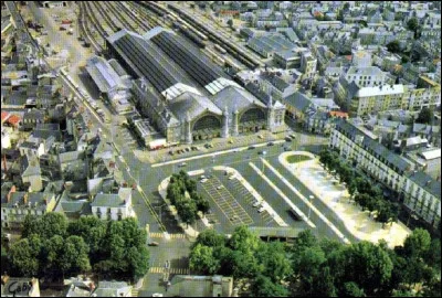 Quel est le nom de cet important nud ferroviaire situé dans le département d'Indre-et-Loire ?