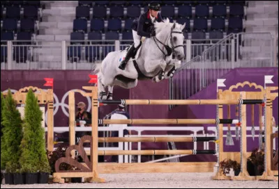 Après la phase de repérage du cavalier, il est primordial de s'échauffer et de détendre le cheval sur un terrain. Que le couple cavalier-cheval doit-il faire ?