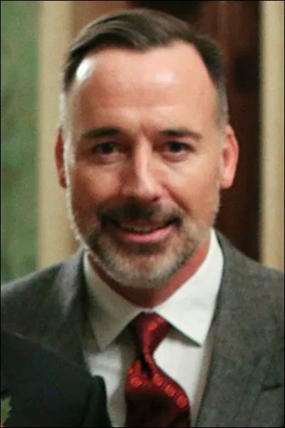 Qui est l'époux du cinéaste canadien David Furnish ?