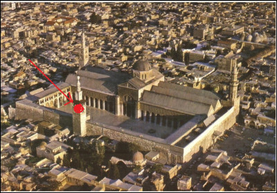 Sur l'image de la mosquée de Damas, en haut, il y a une flèche qui pointe une sorte de tour. Quel est son nom ?