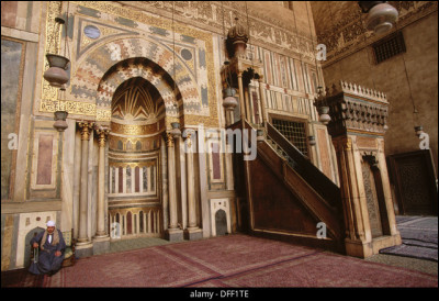 Sur la photo ci-dessus, l'escalier est un minbar, mais peux-tu me dire à quoi correspond le ''creux'' à côté et à quoi il sert ?