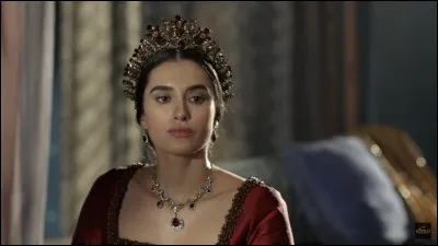 A quel âge Hatice Turhan est-elle offerte au harem impérial du Palais de Topkapi, comme cadeau de la part du Khanat de Crimée à la mère du sultan Ibrahim Ier, Kösem ?