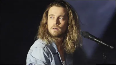 Quelle émission a-t-il gagnée ainsi que le permis de faire son métier actuel à savoir chanteur ?