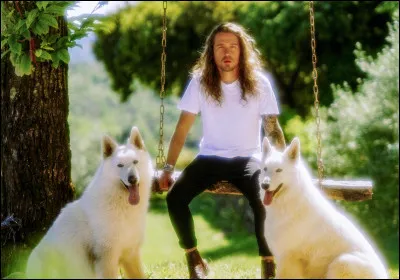 Comment s'appellent ses deux chiens ?