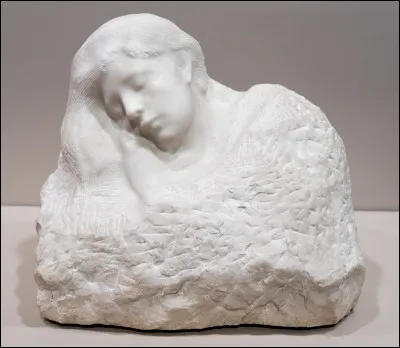 Quel sculpteur c&eacute;l&egrave;bre est l'auteur de ce marbre intitul&eacute; ''Le Sommeil'' ?