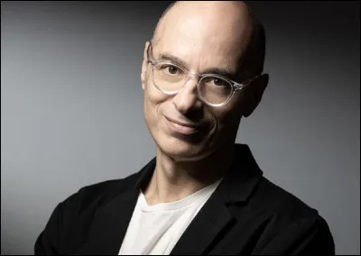 Qui est cet &eacute;crivain, auteur du roman d'aventures et de vulgarisation scientifique ''Le Sixi&egrave;me sommeil'' ?