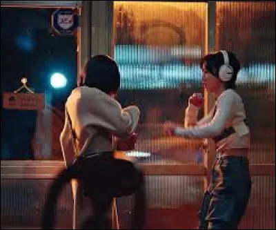 Tu sors de l'école mais tu te rappelles que tu as oublié d'écrire tes devoirs dans ton agenda. Tu te dis :