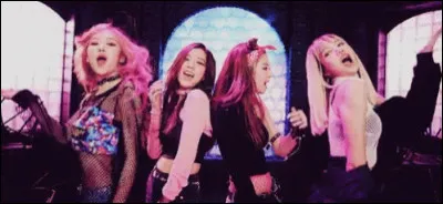 Quelle est la couleur des cheveux de Lisa ?