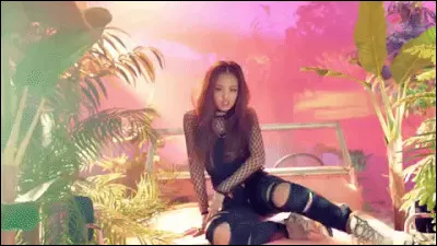 Sur quoi Jennie est-elle assise ? (réponse sur la photo)