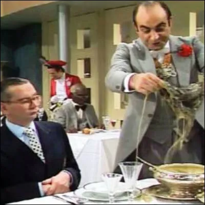 Quel dramaturge et humoriste, cr&eacute;ateur des s&eacute;ries t&eacute;l&eacute;vis&eacute;es "Merci Bernard" et "Palace", est le r&eacute;alisateur du film "Br&egrave;ves de comptoir" ?