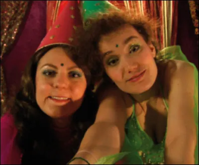 Sur quelle chaîne est diffusée la série humoristique "Les fées Cloches" dans laquelle elle joue un rôle ?