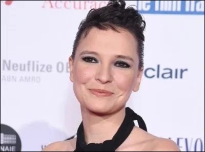 De quelle instrument joue-t-elle ?