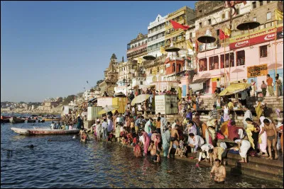 Quel fleuve sacré arrose la ville de Bénarès en Inde ?