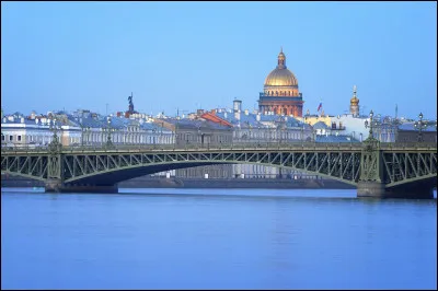 Quel fleuve arrose la ville de Saint-Pétersbourg ?