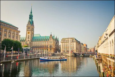 Quel fleuve arrose la ville de Hambourg, premier port allemand ?