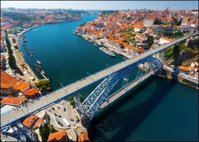 Quel fleuve arrose la ville de Porto ?