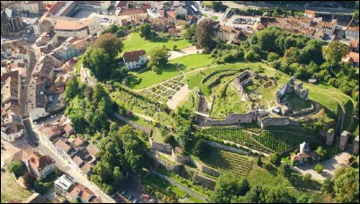 Une image d'Épinal est une estampe au sujet populaire et de couleurs vives. Dans quel département la ville d'Épinal se situe-t-elle ?