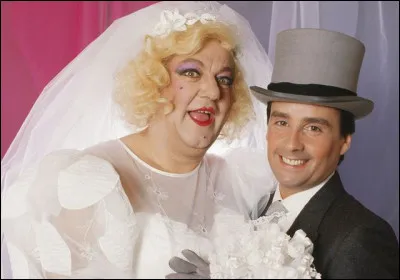 Avec quelle autre personne Coluche a-t-il fait un faux mariage canular ?