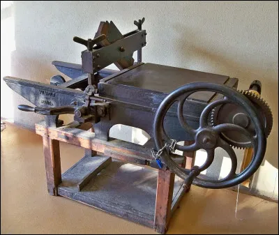 Qui a utilisé comme pseudonymes, Xénophon XIII, Léon Rameau et Octave Martin ?