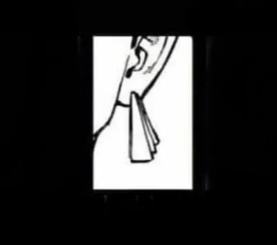 À qui appartient cette boucle doreille ?