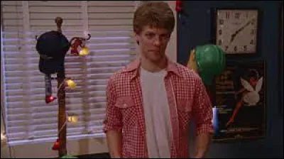 Quelle affirmation est fausse concernant cette jeune conquête de Samantha ?